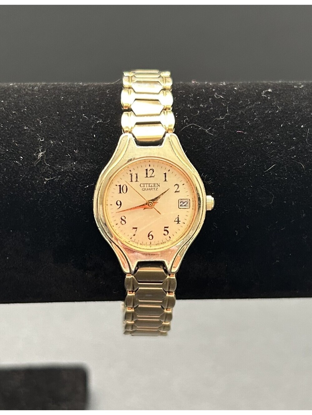 Citizen Quartz Gold Tone Watch, New Battery - works- Analog